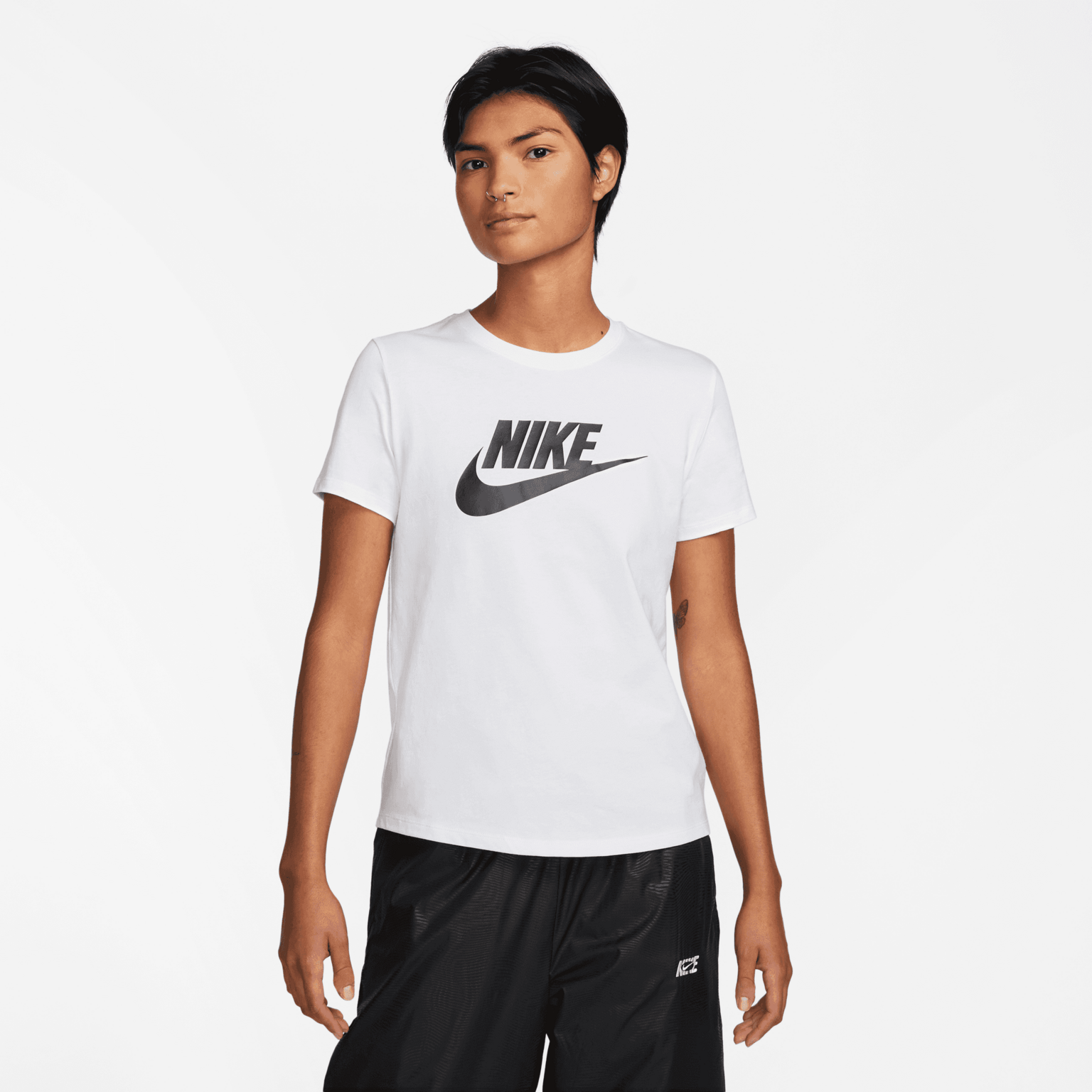 Женская футболка Nike Sportswear Essential Icon Futura Tee